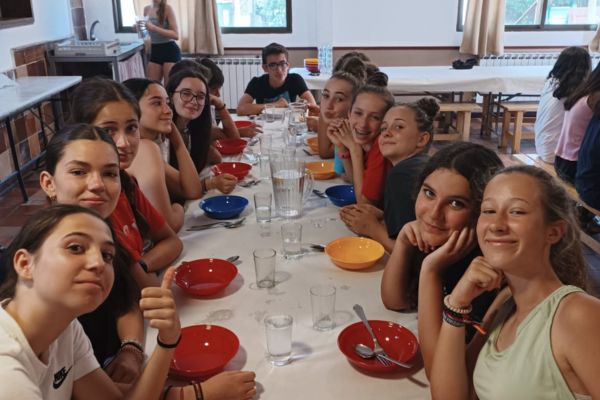 campamento-multiaventura-madrid-chicas-esperando-comida
